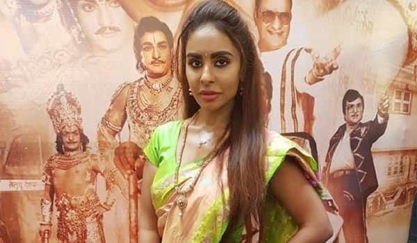 No-one-give-one-rupee-to-me-says-Srireddy