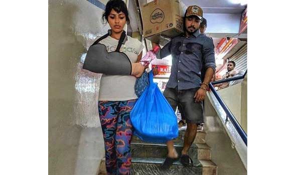 amala-paul-helped-kerala-people-with-her-fractured-hand