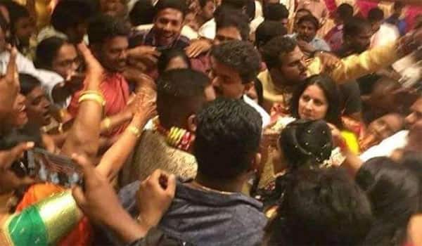 Vijay-mobbed-by-fans