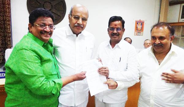 Thanu-donates-Rs.50-lakhs-for-Film-Chamber-new-building