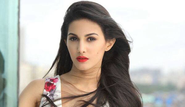 amyra-daustur-revealed-sexual-harrassment-that-she-faced-in-her-life