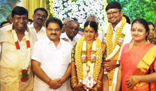 Vadivelu-daughters-marriage-held-in-Madurai