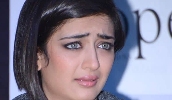 Private-pictures-leaked-:-Akshara-haasan-file-complaint-in-Mumbai-police