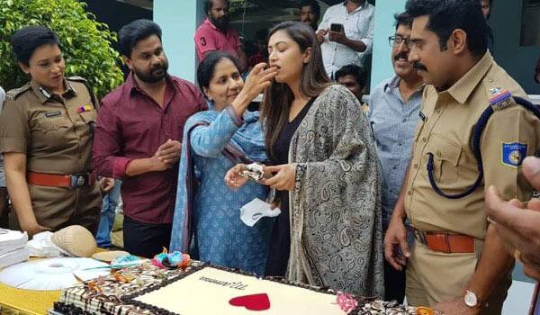 Mamta-Mohandas-celebrates-birthday-in-dileep-shooting-set