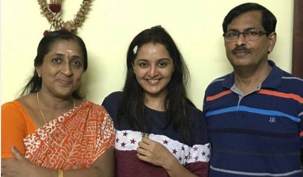 Manju-Varrier-met-Navya-Nairs-parents