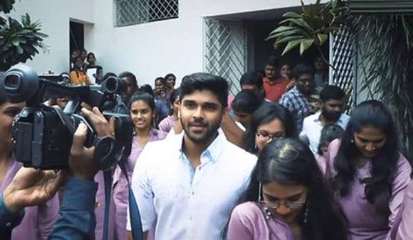 Dhruv-Vikram-sing-song-in-front-of-college-girls