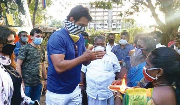 Sonusood-helps-Mumbai-tamil-migrants