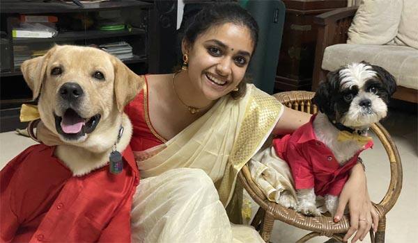 Keerthys-onam-celebration-with-family-and-her-cute-dogs