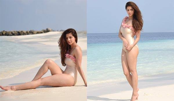 Vedhika-swimsuit-photoshoot-in-Maladives
