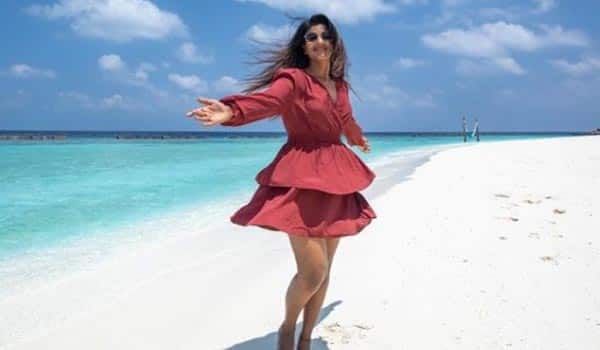Aishwarya-Rajesh-enjoying-holiday-in-Maladives