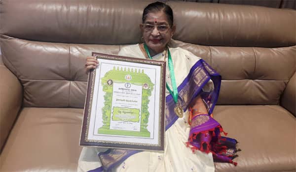 Special-Kalaimamani-award-to-Singer-P-Susheela