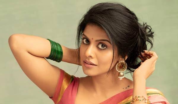 Singer-Swathaka-says-why-she-comes-to-acting