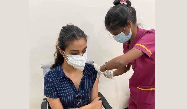 Keerthy-Suresh-takes-vaccine