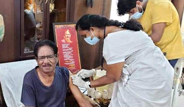 Bharathiraja-take-his-First-Vaccination