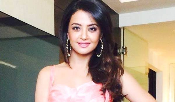 Surveen-chawla-says-about-casting-couch