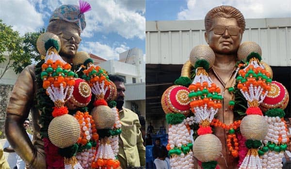 Kannada-fan-gift-Vijay-statue-to-vijay