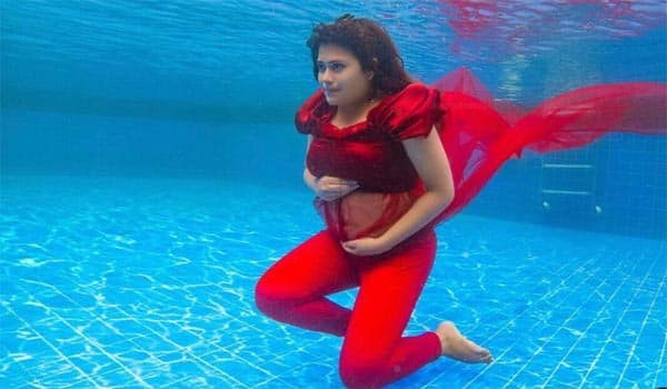 Fareena-photoshoot-underwater-during-pregnant-time