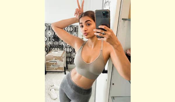 Pooja-Hegde-hot-selfie-pose
