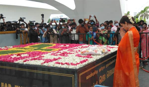 Actress-Kangana-pays-tribute-at-Jayalalithas-Memorial-at-Chennai