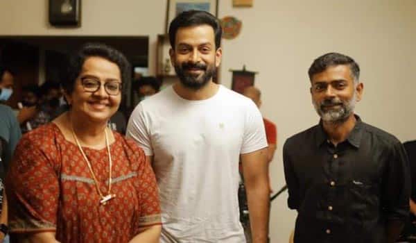 Real-Mom-act-as-mother-and-grand-mother-to-Prithviraj