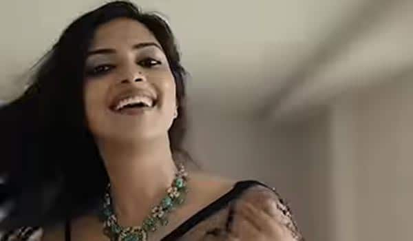 Amalapaul-shares-her-brother-wedding-video