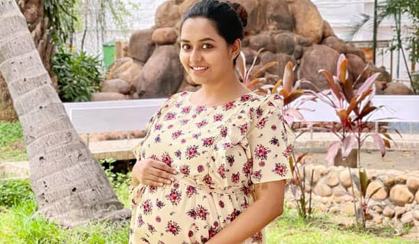 Sruthi-Hariharan-is-pregnant,-thats-why-she-quit-serial