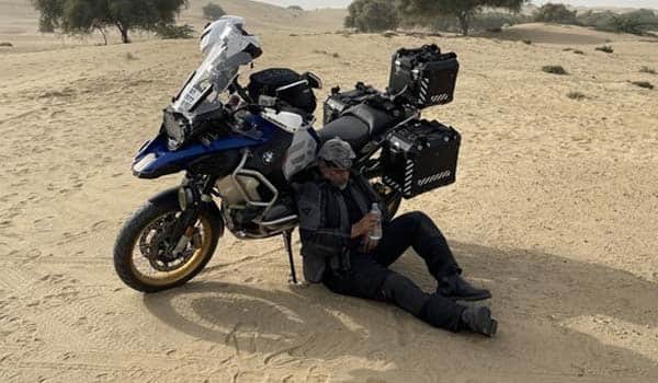 Ajith-resting-in-the-desert;-Photo-goes-viral