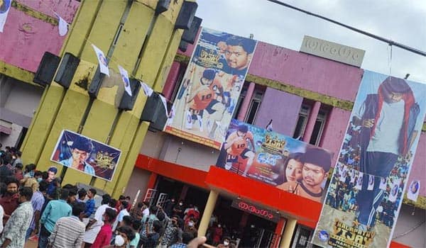 Ghilli-movie-re-released-in-kerala-:-Fans-over-welcomed