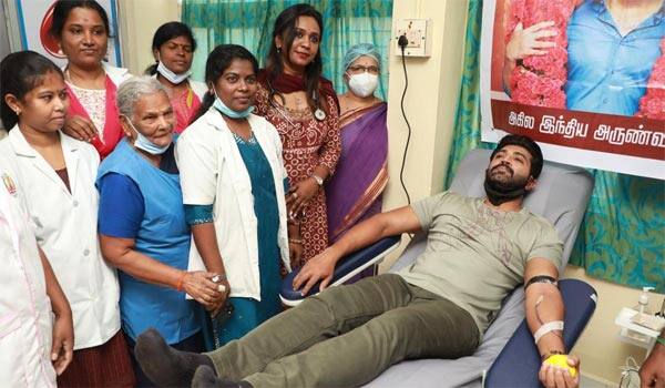 Arun-Vijay-donated-blood-with-fans-on-his-birthday