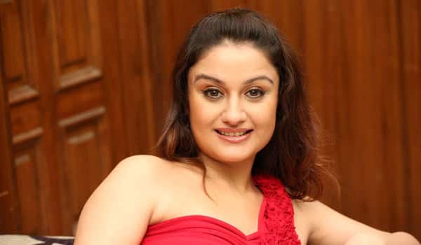 Sonia-Agarwal-interest-to-act-as-singer-role