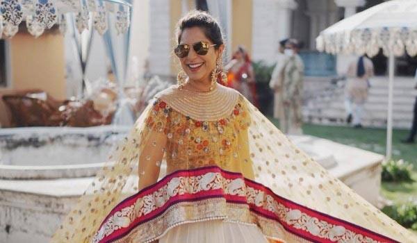 Ramcharan's-wife-wearing-old-clothes-at-her-sister's-wedding