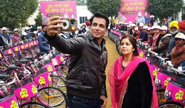 Sonu-Sood-gifts-1000-cycles-to-students