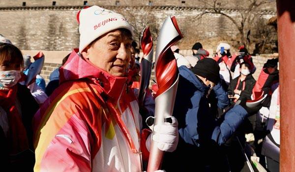 Jackie-chan-carries-olympic-torch-at-great-china-wall