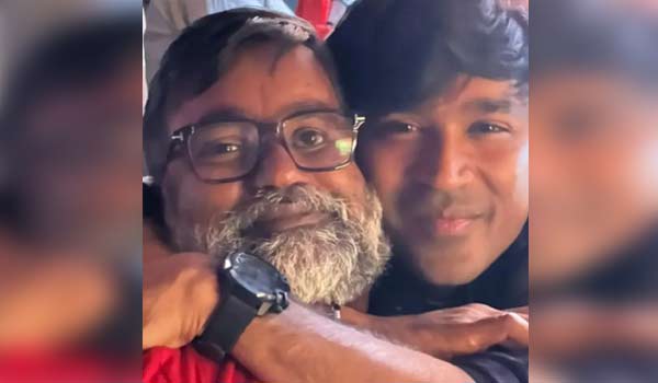 Dhanush-hugs-brother-Selvaraghavan-and-poses-for-a-pic-on-the-sets-of-Naane-Varuven