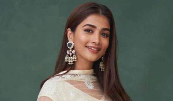 Pooja-hegde-acting-in-circus-for-her-father