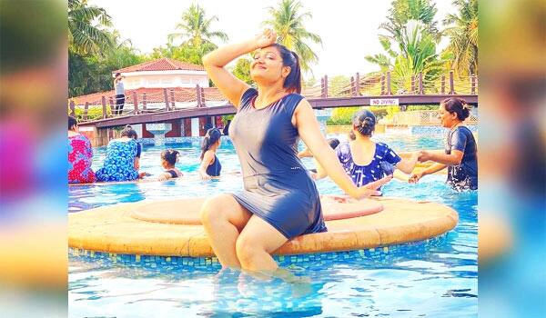 Priyanka-nalkari-pose-at-swimming-pool