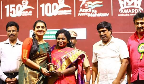 Sujitha-got-award-from-Governor