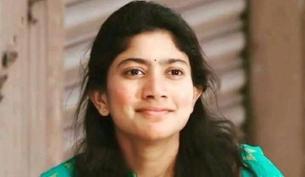 Sai-Pallavi-watched-movie-in-theatres-masked-her-face
