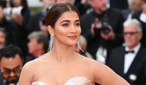 Pooja-Hegde-lost-luggage-before-arriving-for-Cannes-Film-Festival-2022