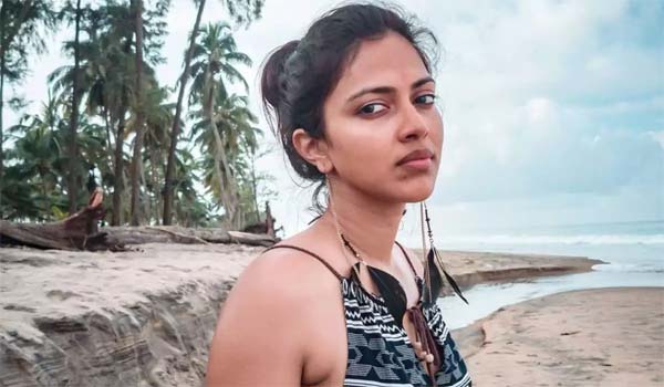 Second-marriage---Amala-Paul's-response-to-a-fan!