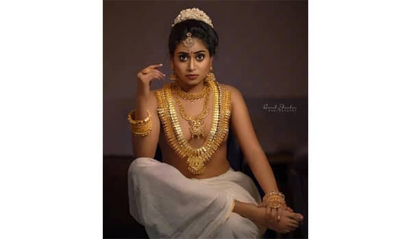 Malayalam-Biggboss-actress-pose-as-half-nude