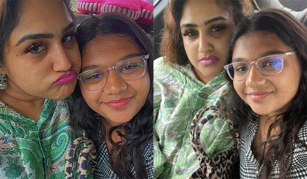 After-long-time-Vanitha-met-her-younger-daughter