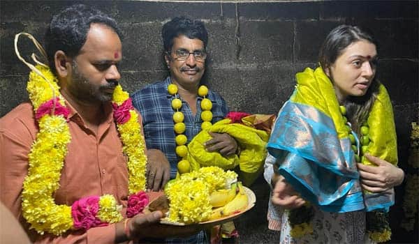 Hansika-did-Dharshan-at-the-famous-Kaligaambaal-Temple-in-Chennai