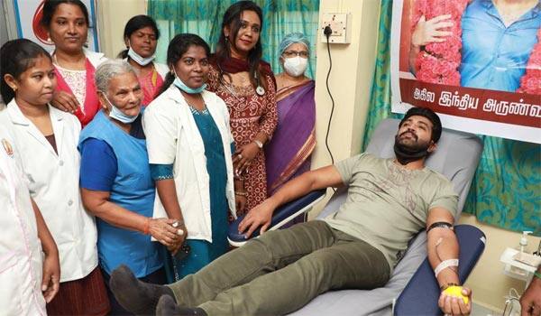 Arun-vijay-donate-blood-on-his-Birthday