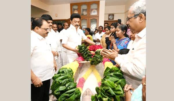 CM-and-cinema-celebrities-pay-respects-to-Aaroordas