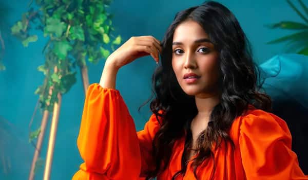Anikha-Surendran-joined-in-Hiphop-Aadhi-movie