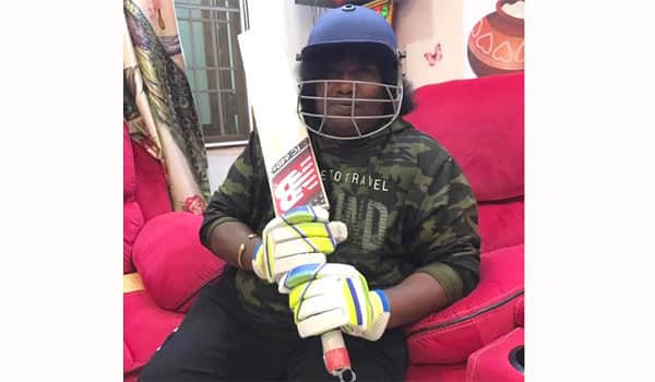 Vijay-gifts-cricket-bat-to-Yogibabu