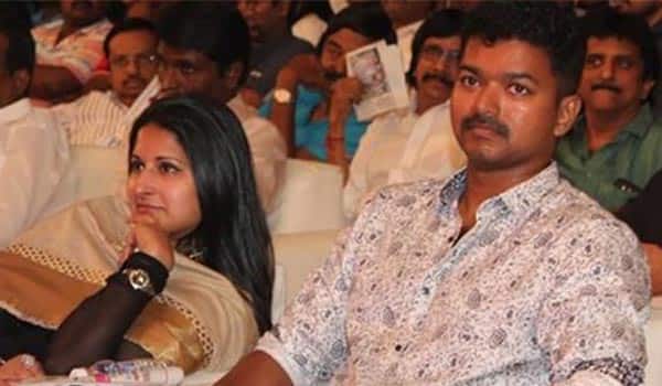 Vijay-watched-Varisu-movie-with-wife-sangeetha