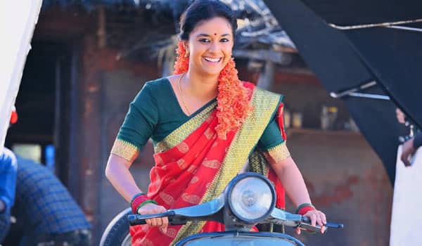 Keerthy-Suresh-gifts-gold-coin-to-Dasara-movie-workers