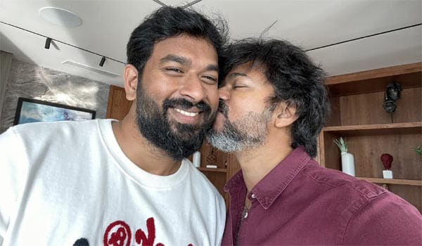 Actor-Vijay's-Kiss:-Lyricist-Vivek-happy